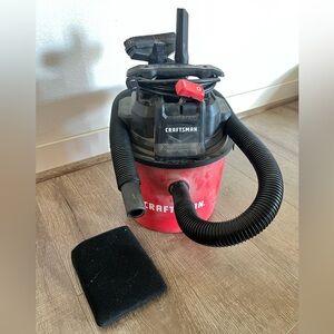 Craftsman Shop Vacuum. 2.5 Gal *Defect See Description